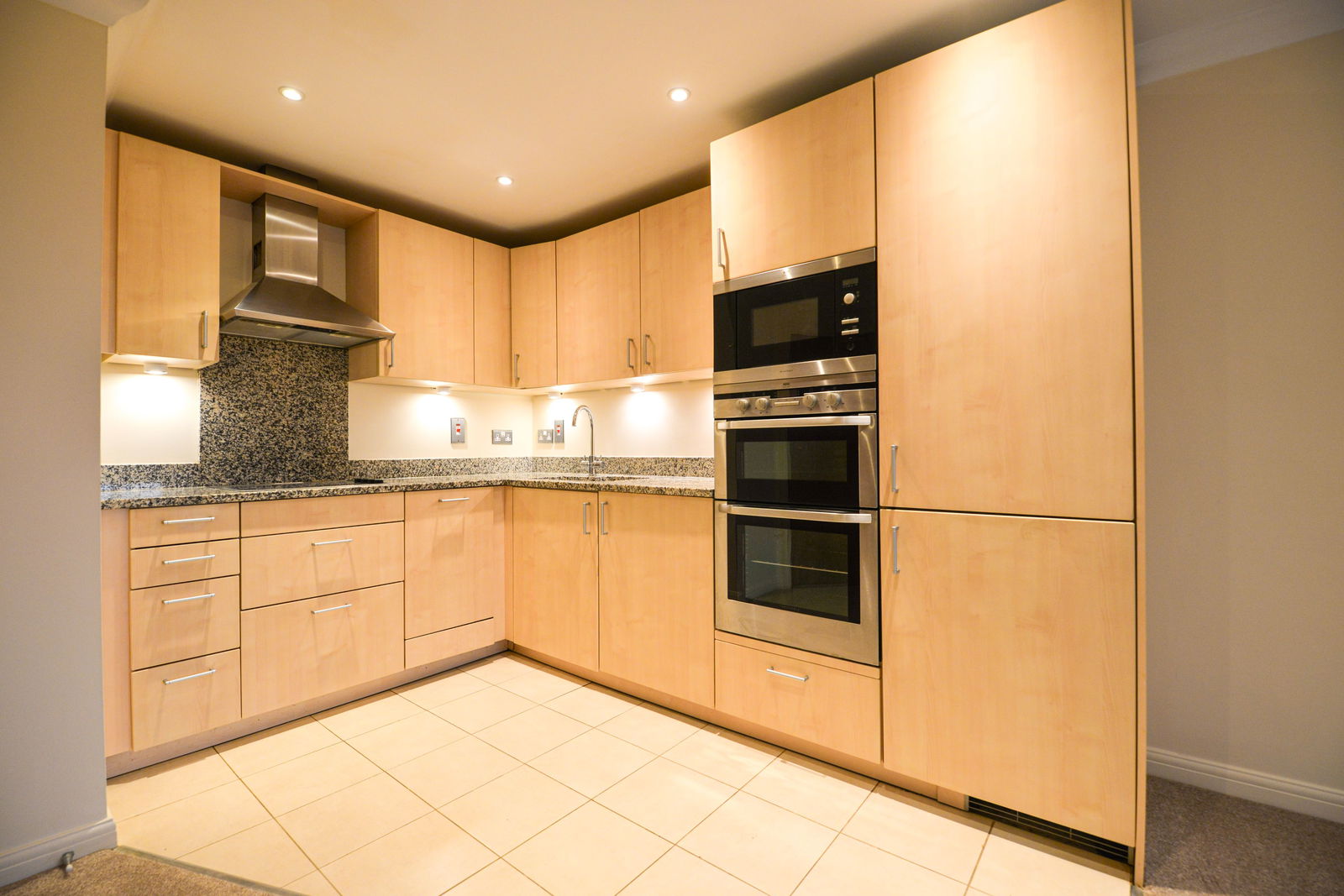 2 bed flat for sale in Lindfield Gardens, Guildford 1