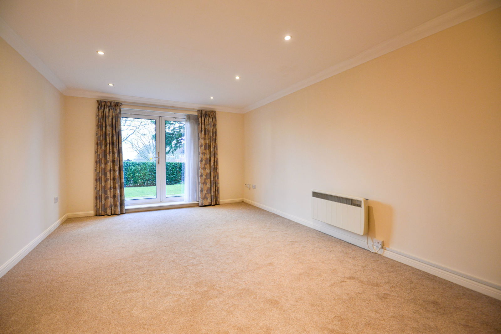 2 bed flat for sale in Lindfield Gardens, Guildford  - Property Image 3