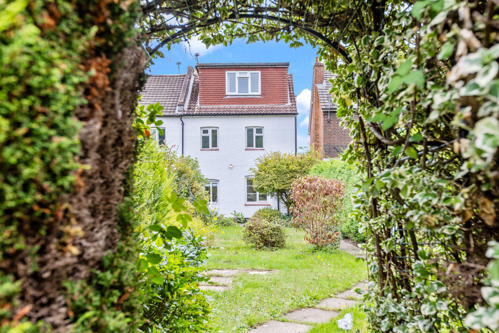 3 bed semi-detached house to rent in Worplesdon Road, Guildford 3