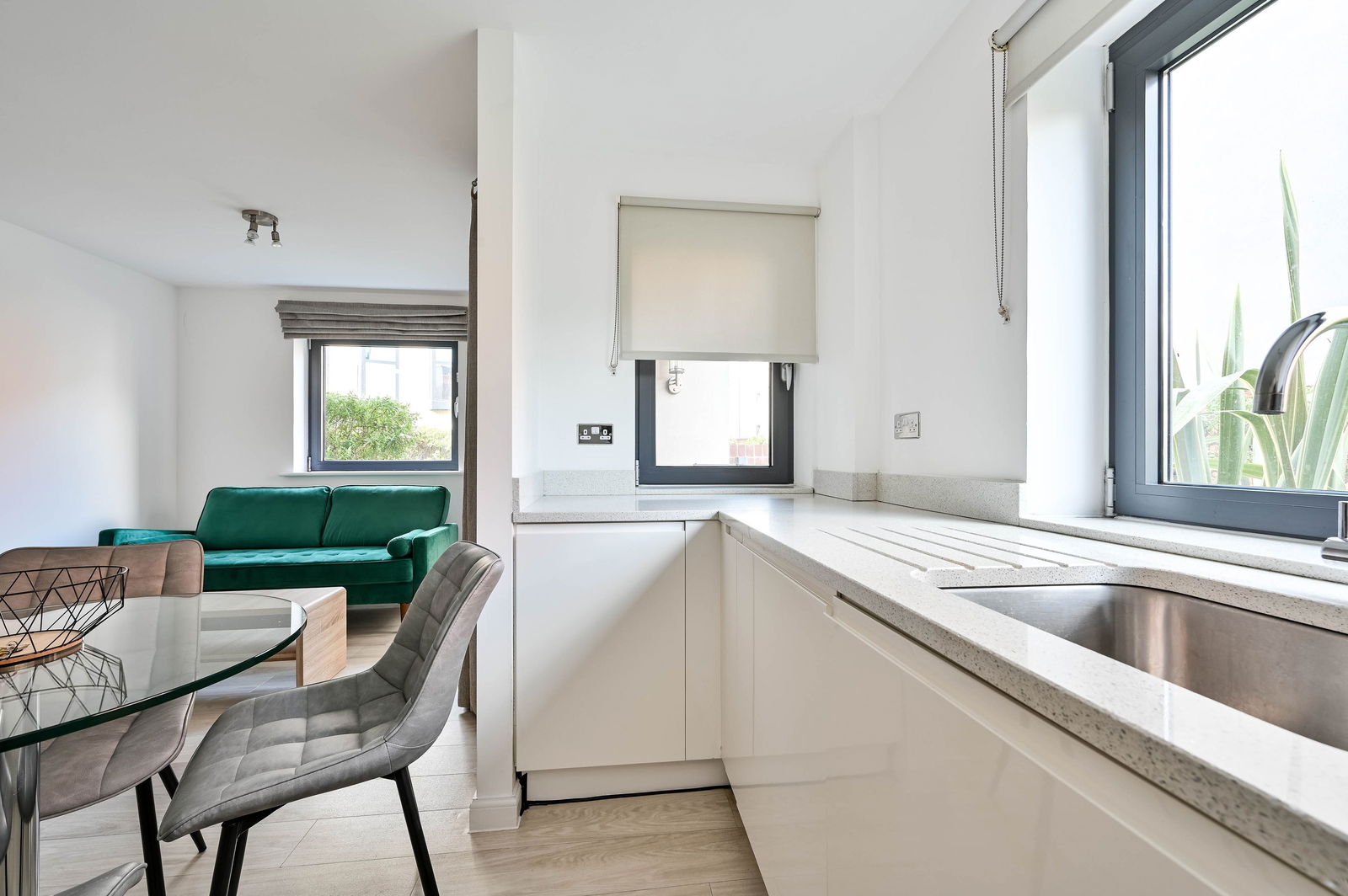 2 bed flat for sale in Walnut Tree Close, Guildford 3