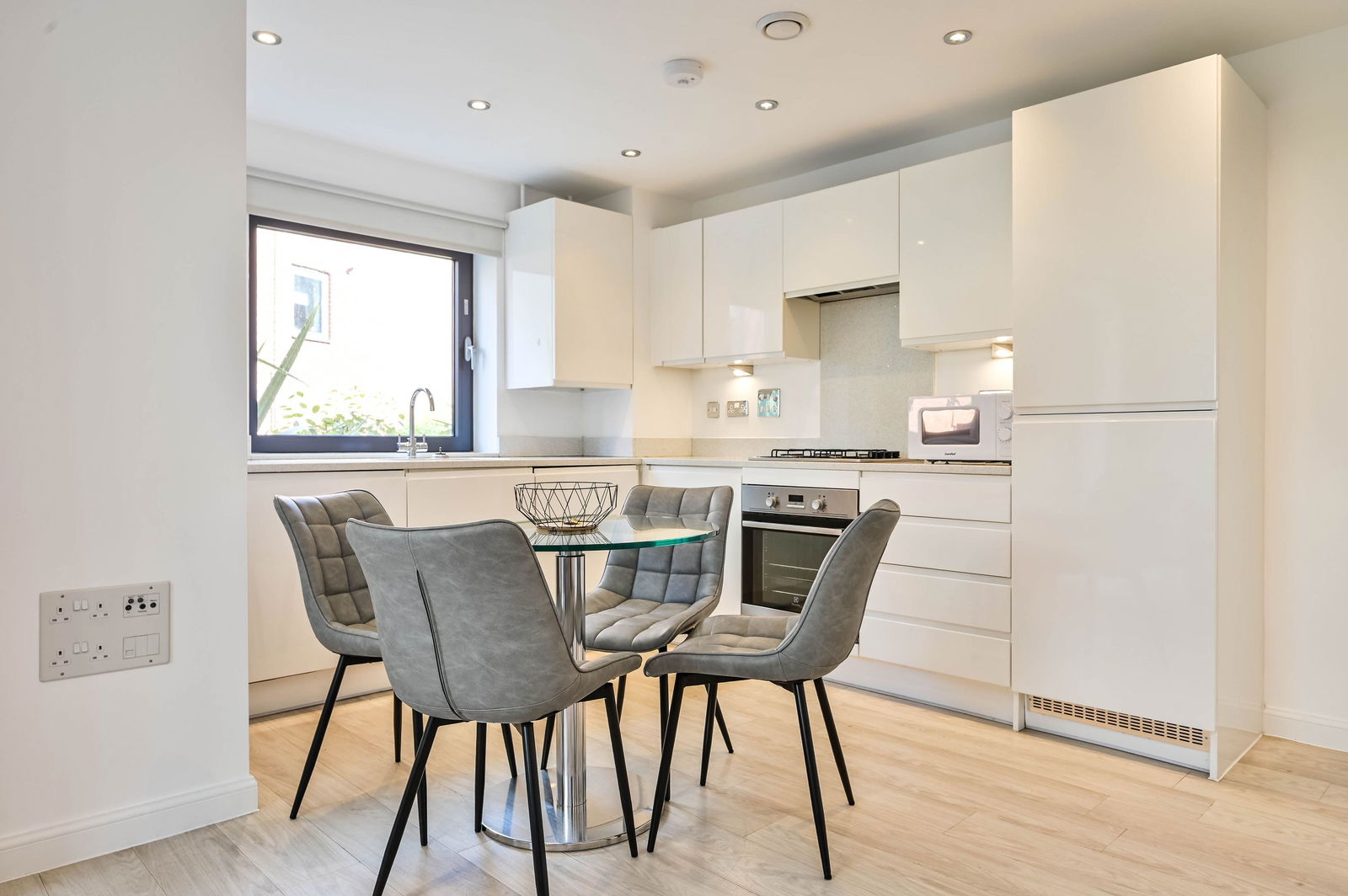 2 bed flat for sale in Walnut Tree Close, Guildford 5