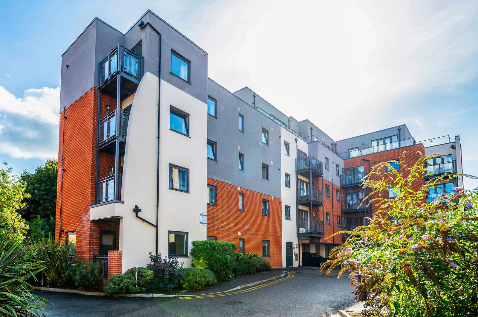 2 bed flat for sale in Walnut Tree Close, Guildford  - Property Image 1