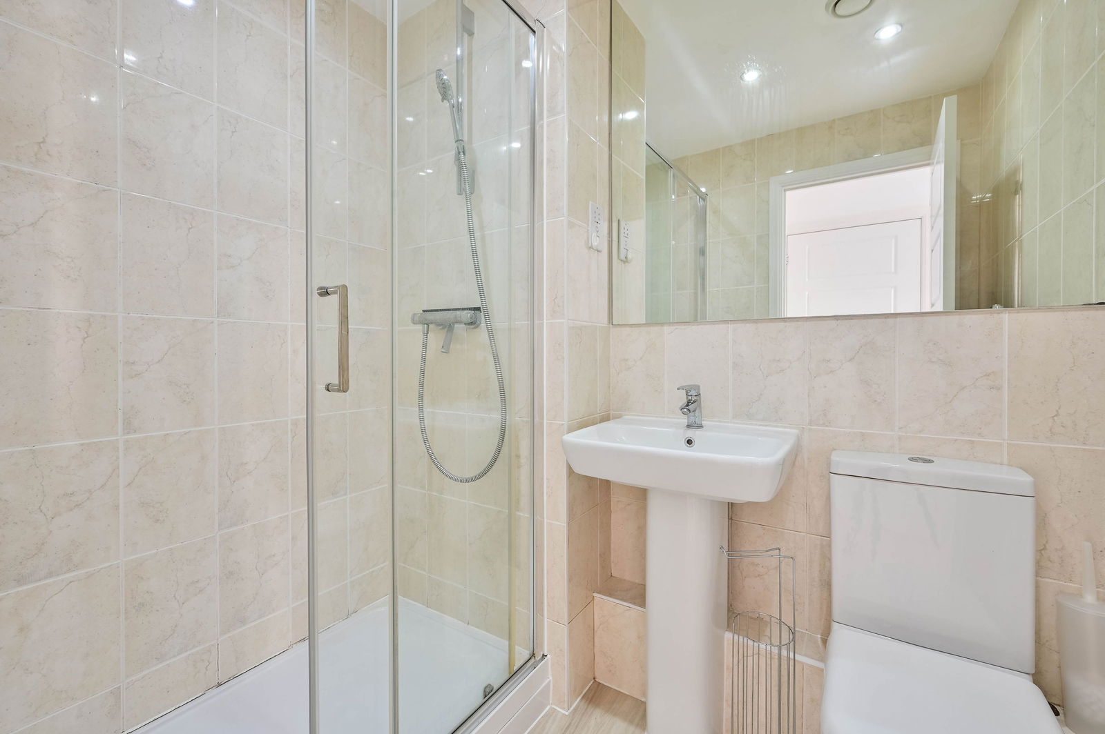 2 bed flat for sale in Walnut Tree Close, Guildford 10