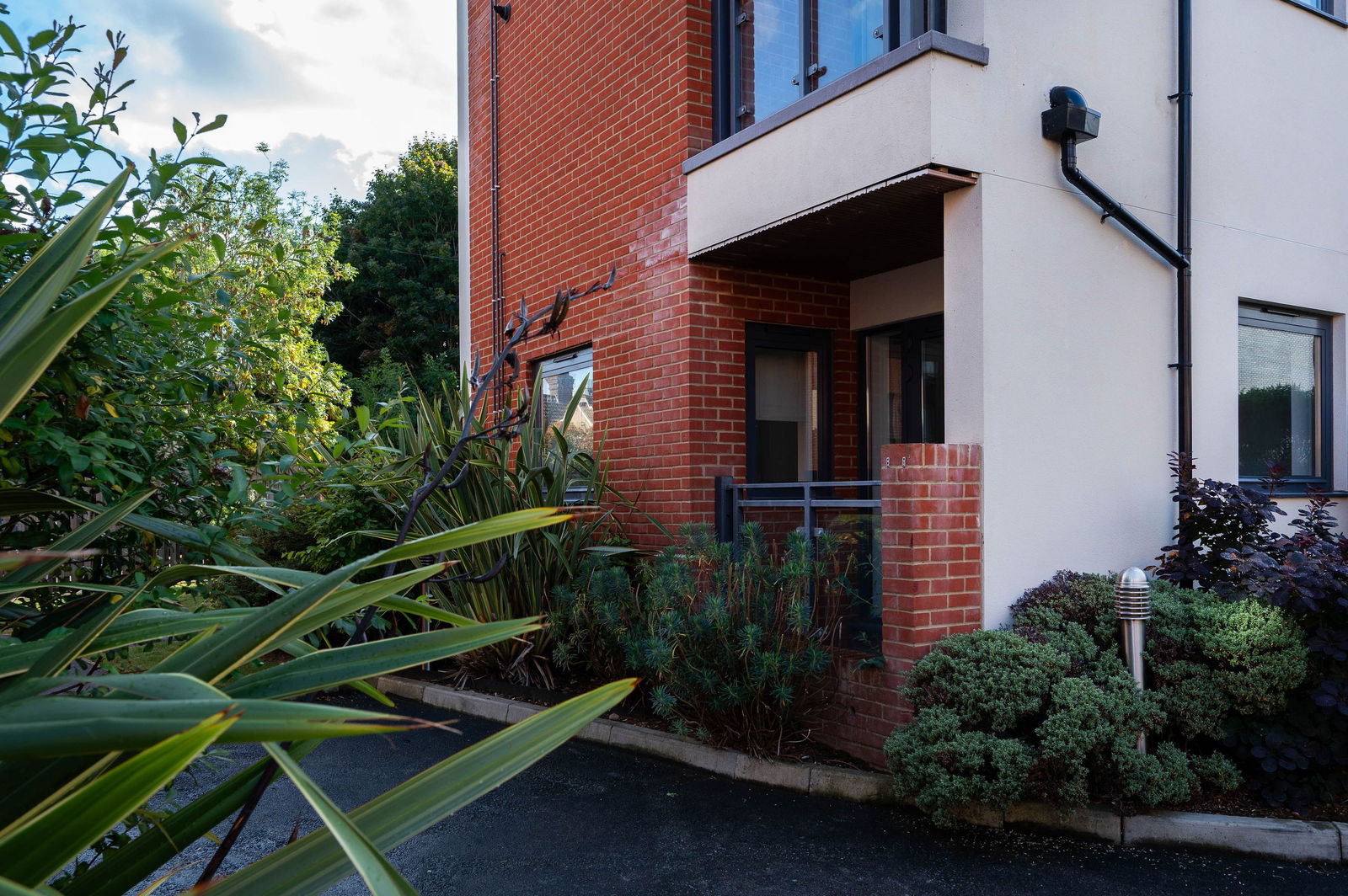 2 bed flat for sale in Walnut Tree Close, Guildford  - Property Image 16