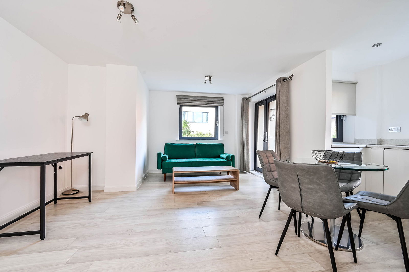 2 bed flat for sale in Walnut Tree Close, Guildford  - Property Image 5