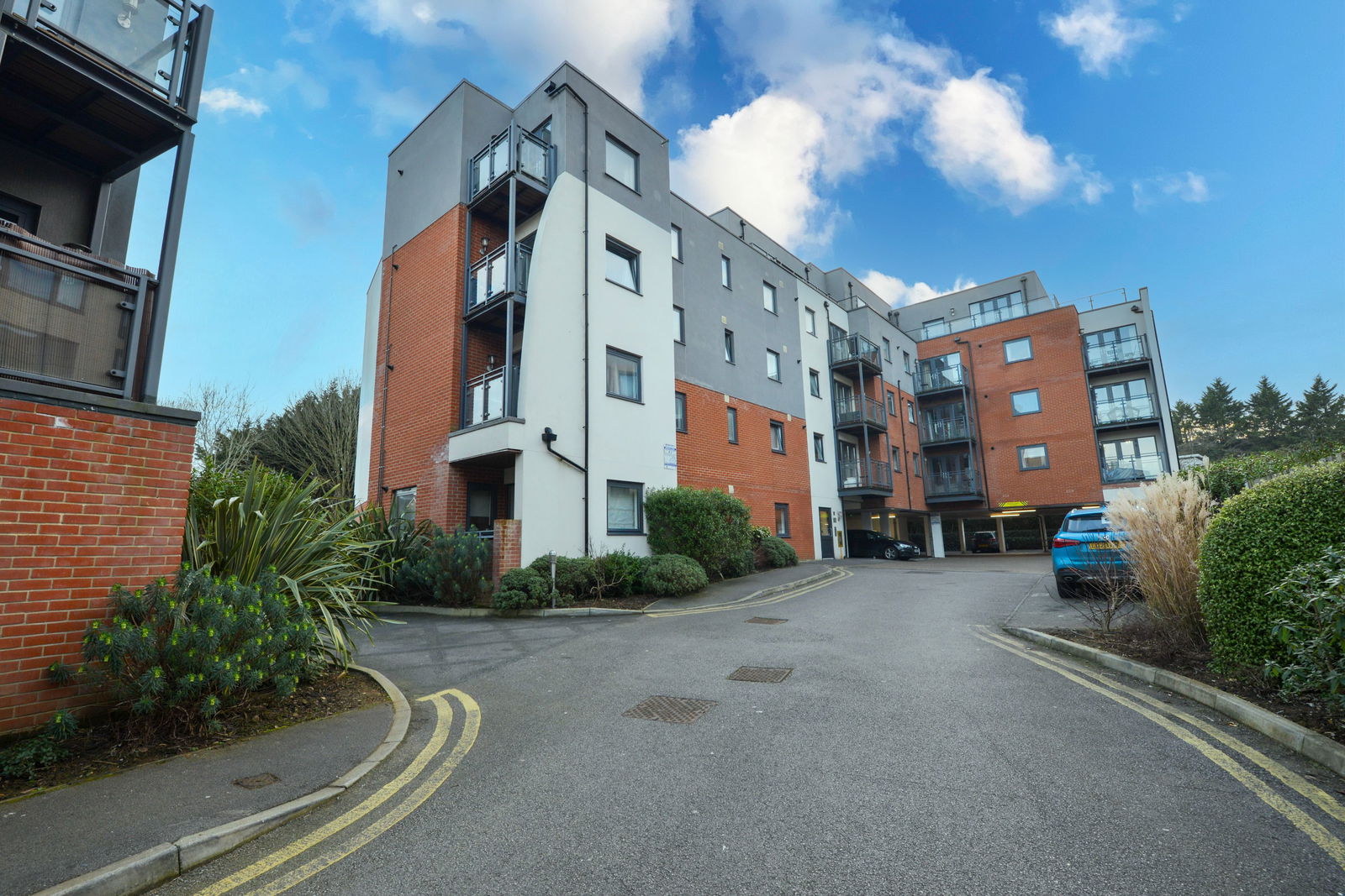 2 bed flat for sale in Walnut Tree Close, Guildford  - Property Image 1