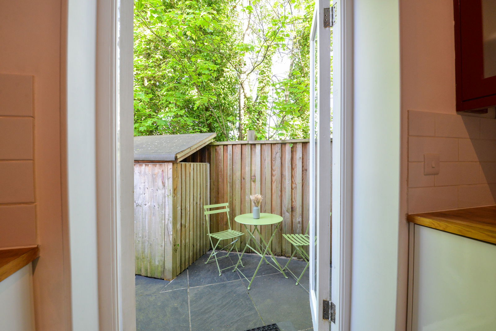 2 bed maisonette for sale in Guildford Park Road, Guildford  - Property Image 5
