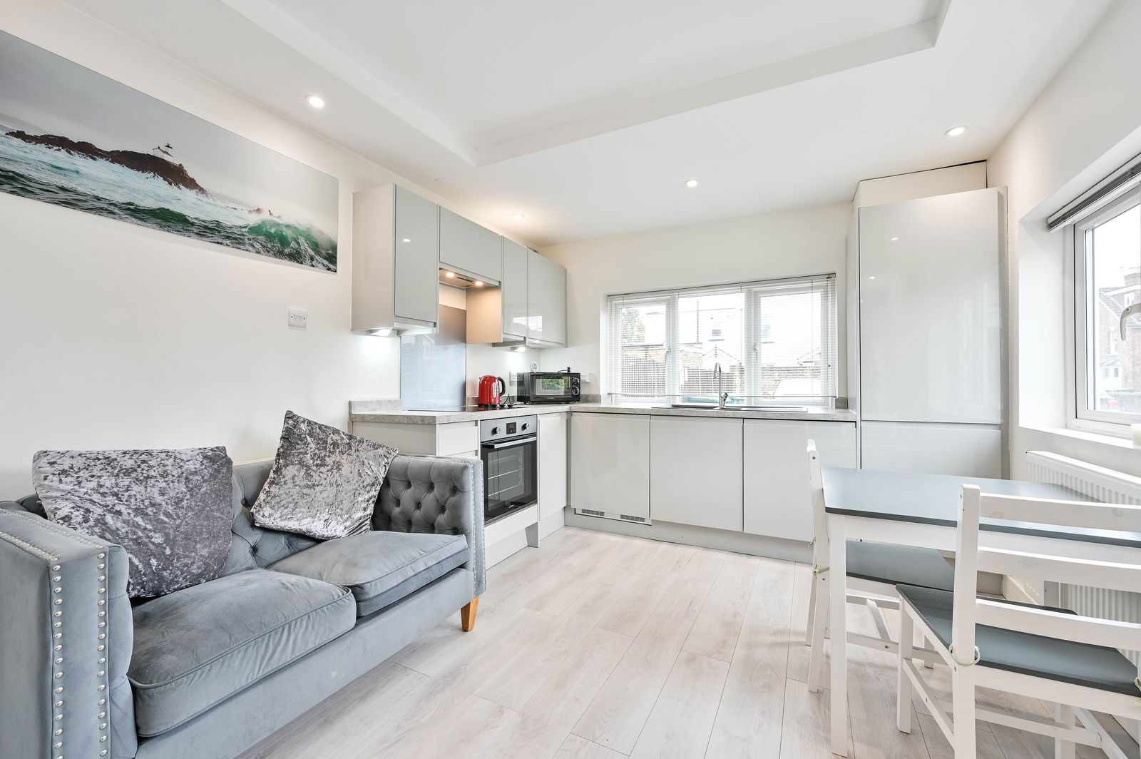 Studio flat to rent in Richmond Road, Staines-upon-thames  - Property Image 2