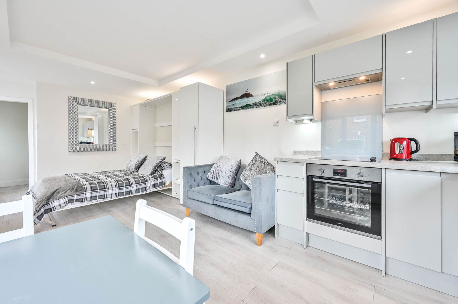 Studio flat to rent in Richmond Road, Staines-upon-thames, TW18