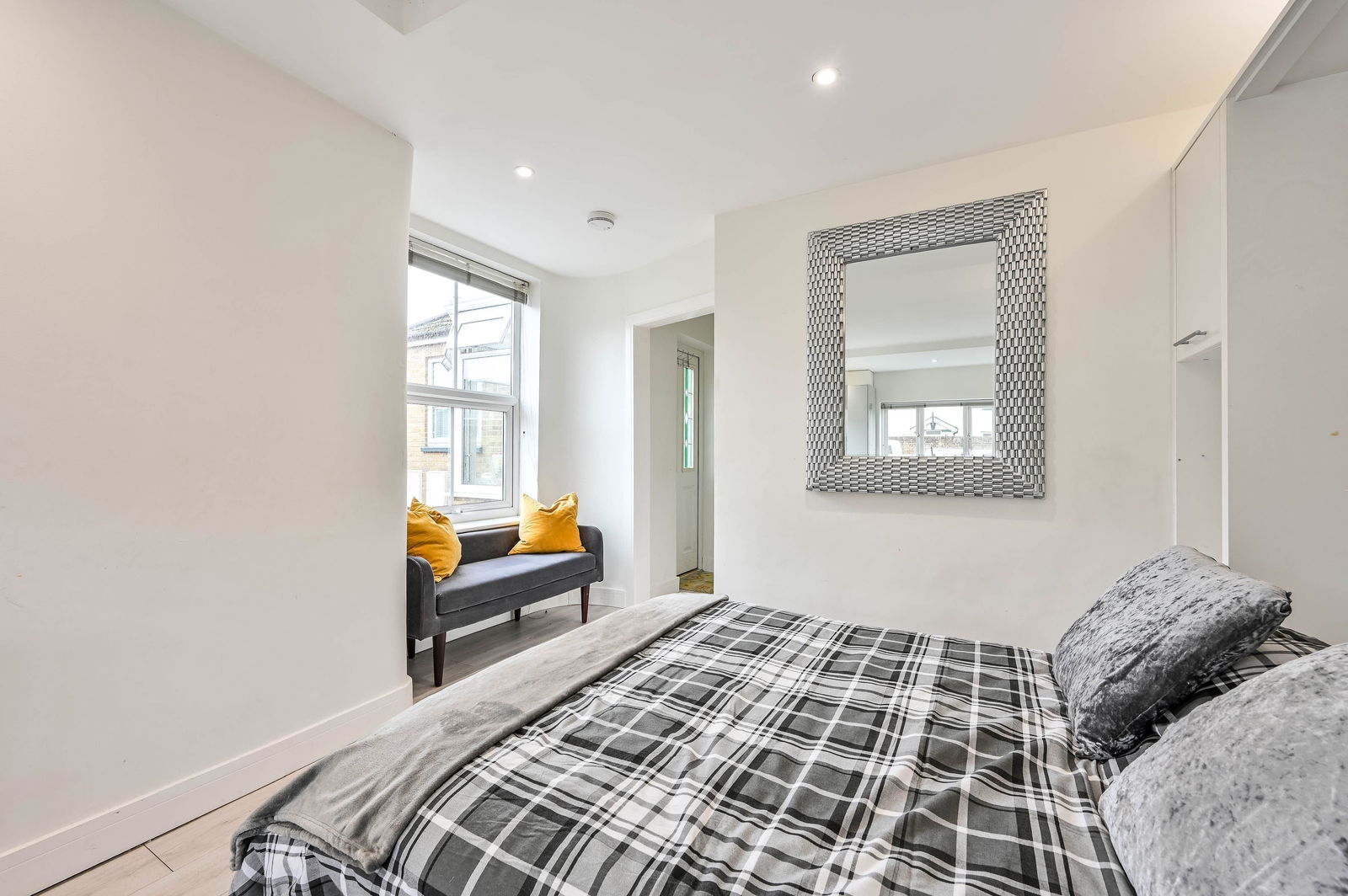 Studio flat to rent in Richmond Road, Staines-upon-thames  - Property Image 4