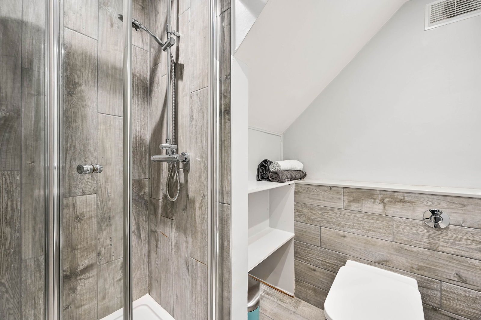 Studio flat to rent in Richmond Road, Staines-upon-thames 12