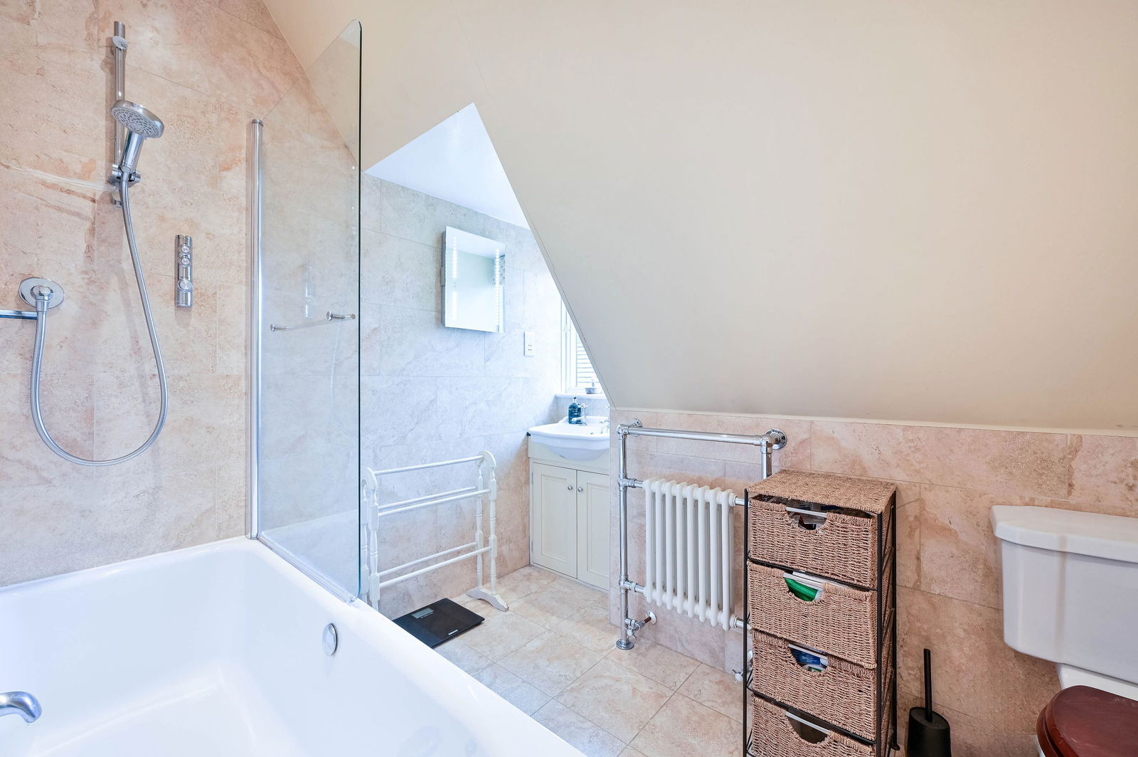 4 bed semi-detached house to rent in Chapel Lane, Leatherhead  - Property Image 16