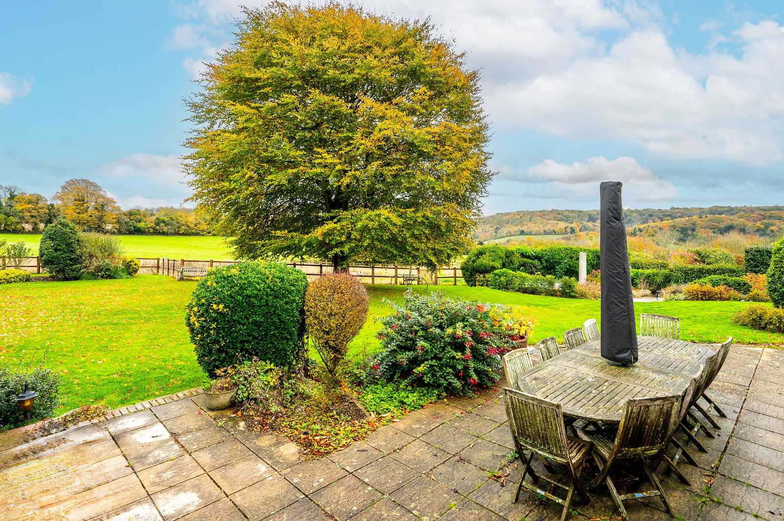 4 bed semi-detached house to rent in Chapel Lane, Leatherhead 1