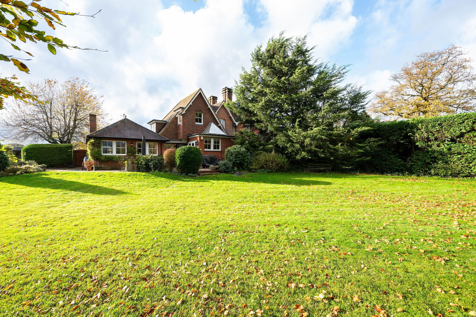 4 bed semi-detached house to rent in Chapel Lane, Leatherhead  - Property Image 37