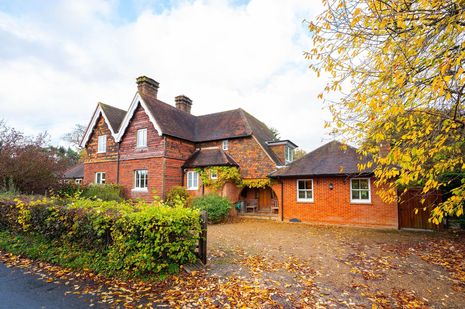 4 bed semi-detached house to rent in Chapel Lane, Leatherhead - Property Image 1
