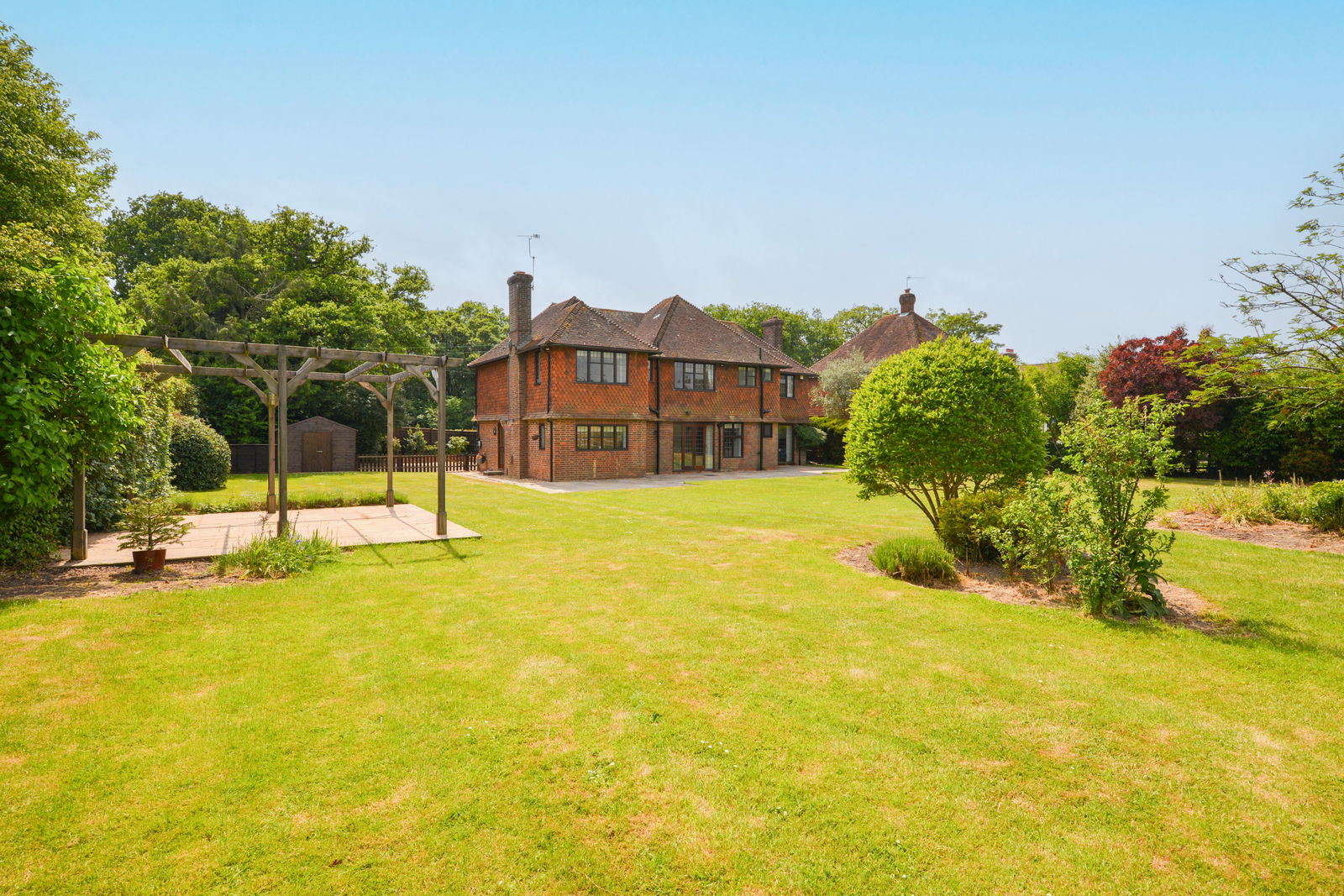 5 bed detached house to rent in Bookhurst Road, Cranleigh 3