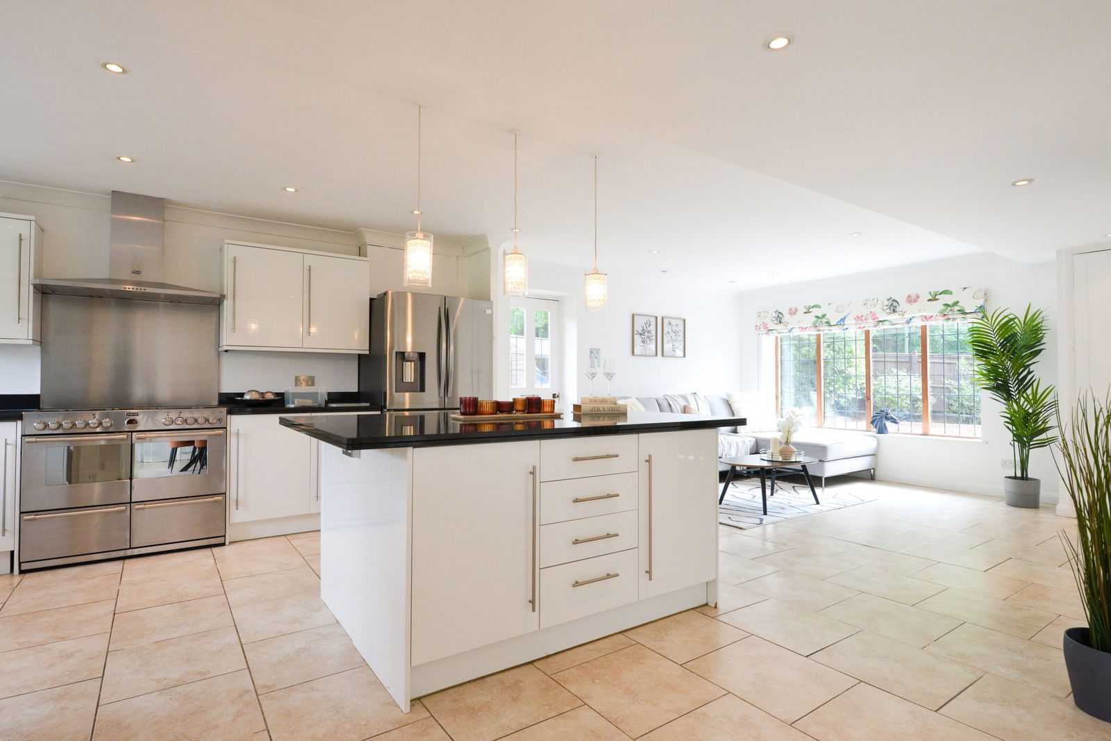 5 bed detached house to rent in Bookhurst Road, Cranleigh 2
