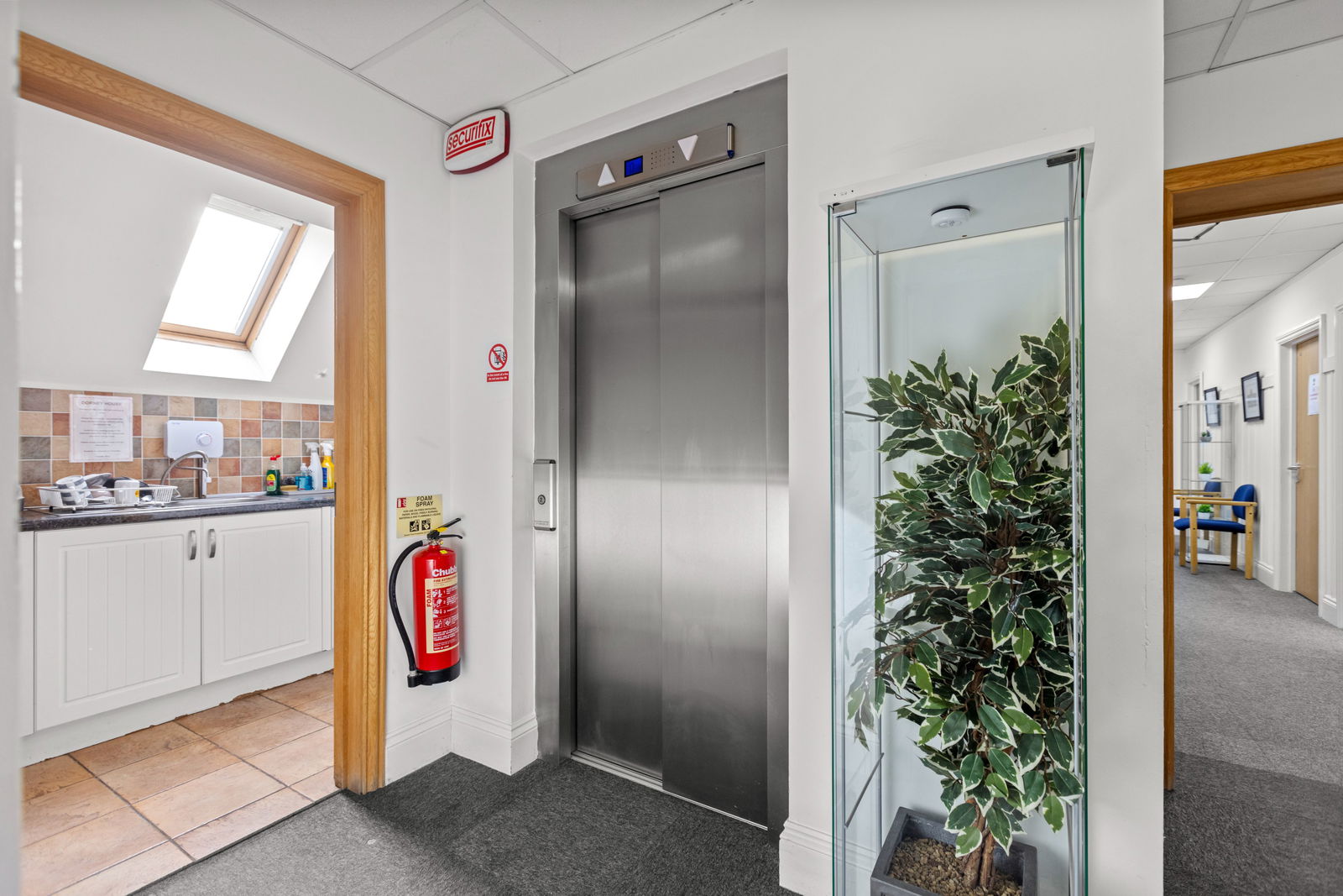 Commercial property to rent in High Street, Slough 12