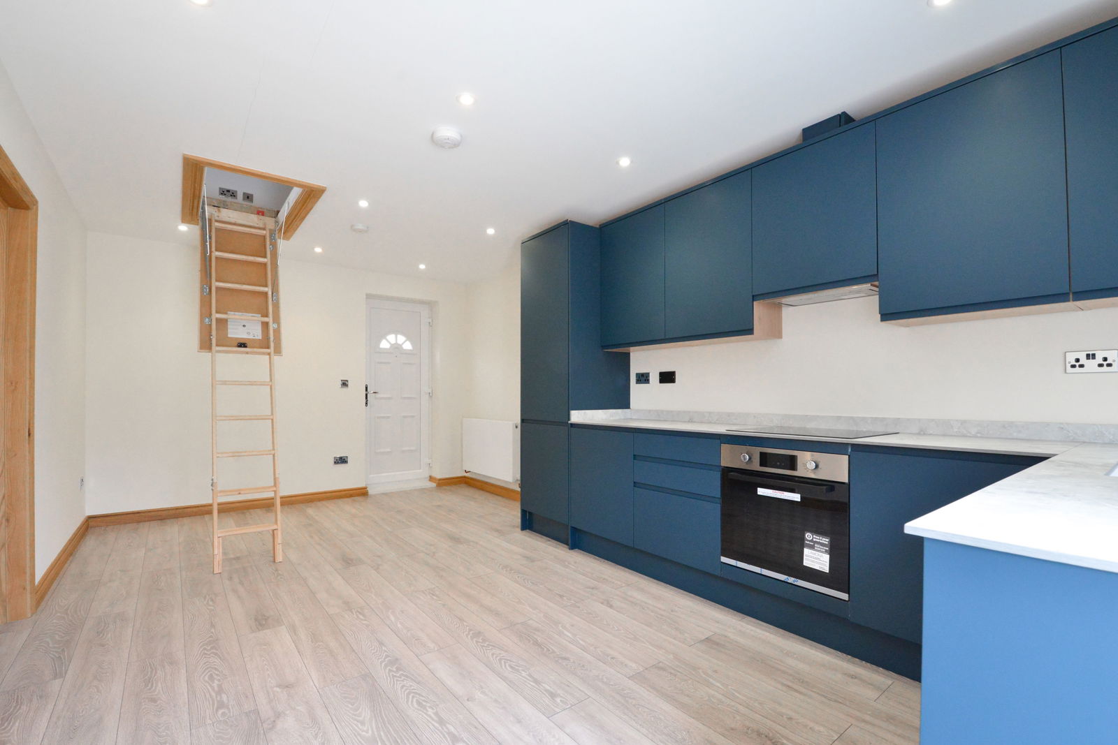 3 bed semi-detached house for sale in Oakcroft Road, Chessington  - Property Image 10
