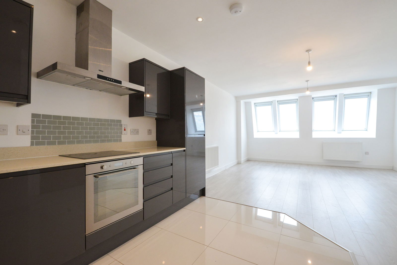 1 bed flat for sale in Sutton Court Road, Sutton  - Property Image 1