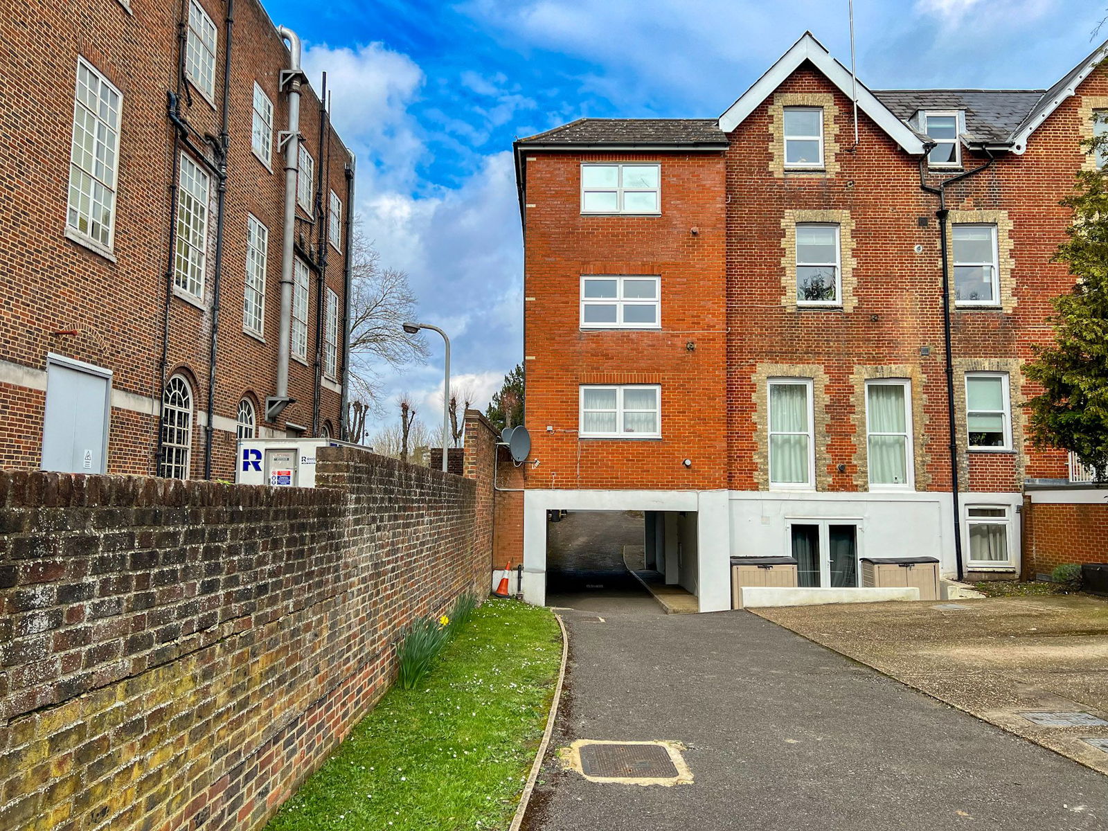 1 bed flat for sale in Station Road, Leatherhead 5