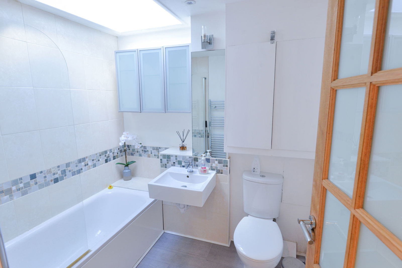 1 bed flat for sale in Station Road, Leatherhead 1