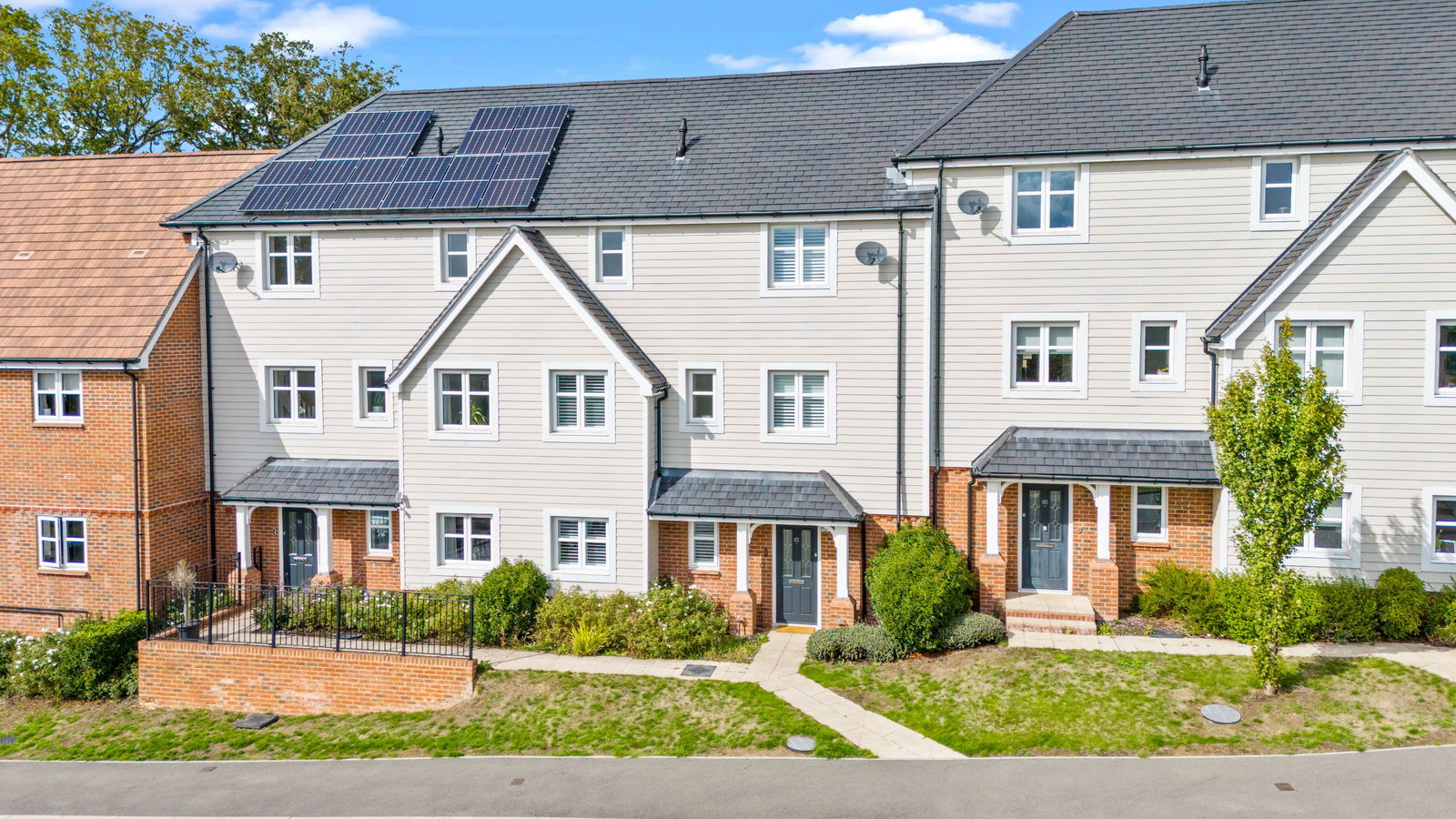 3 bed terraced house to rent, Leatherhead  - Property Image 1