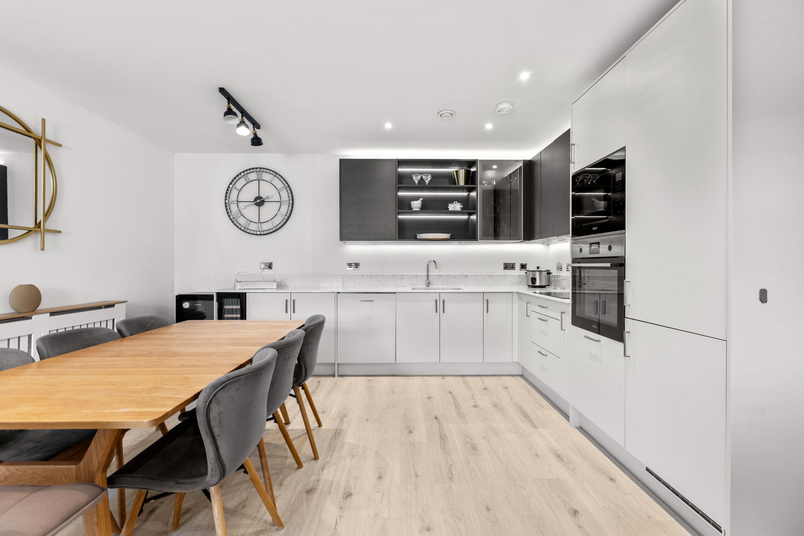 3 bed terraced house to rent, Leatherhead 5