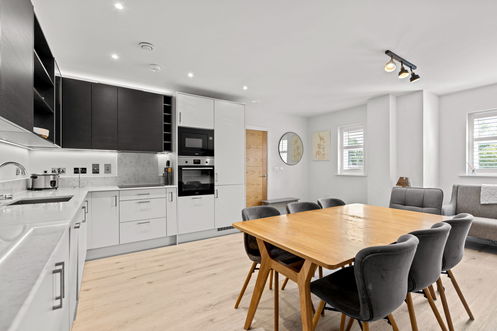 3 bed terraced house to rent, Leatherhead 3