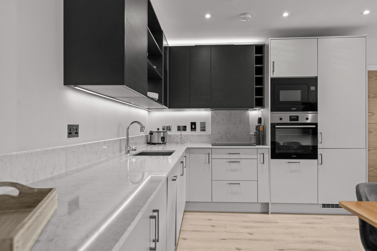 3 bed terraced house to rent, Leatherhead 1