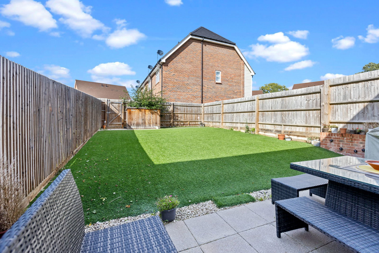 3 bed terraced house to rent, Leatherhead 18