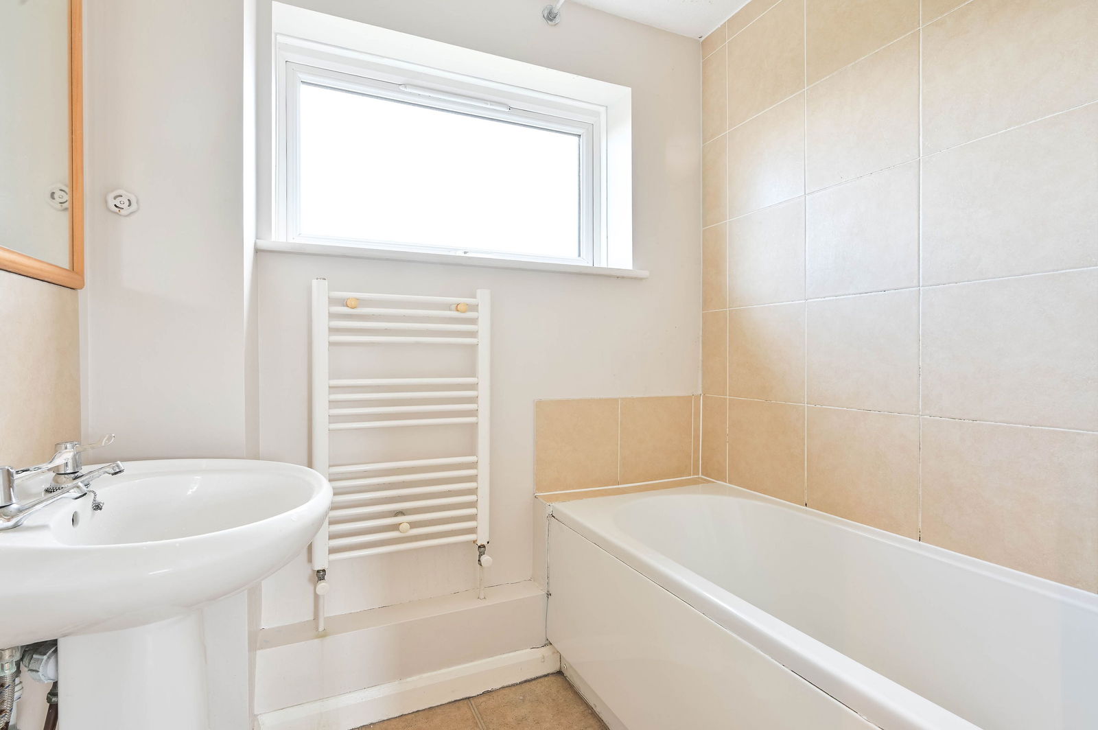 2 bed flat for sale in Windsor Close, Guildford  - Property Image 8
