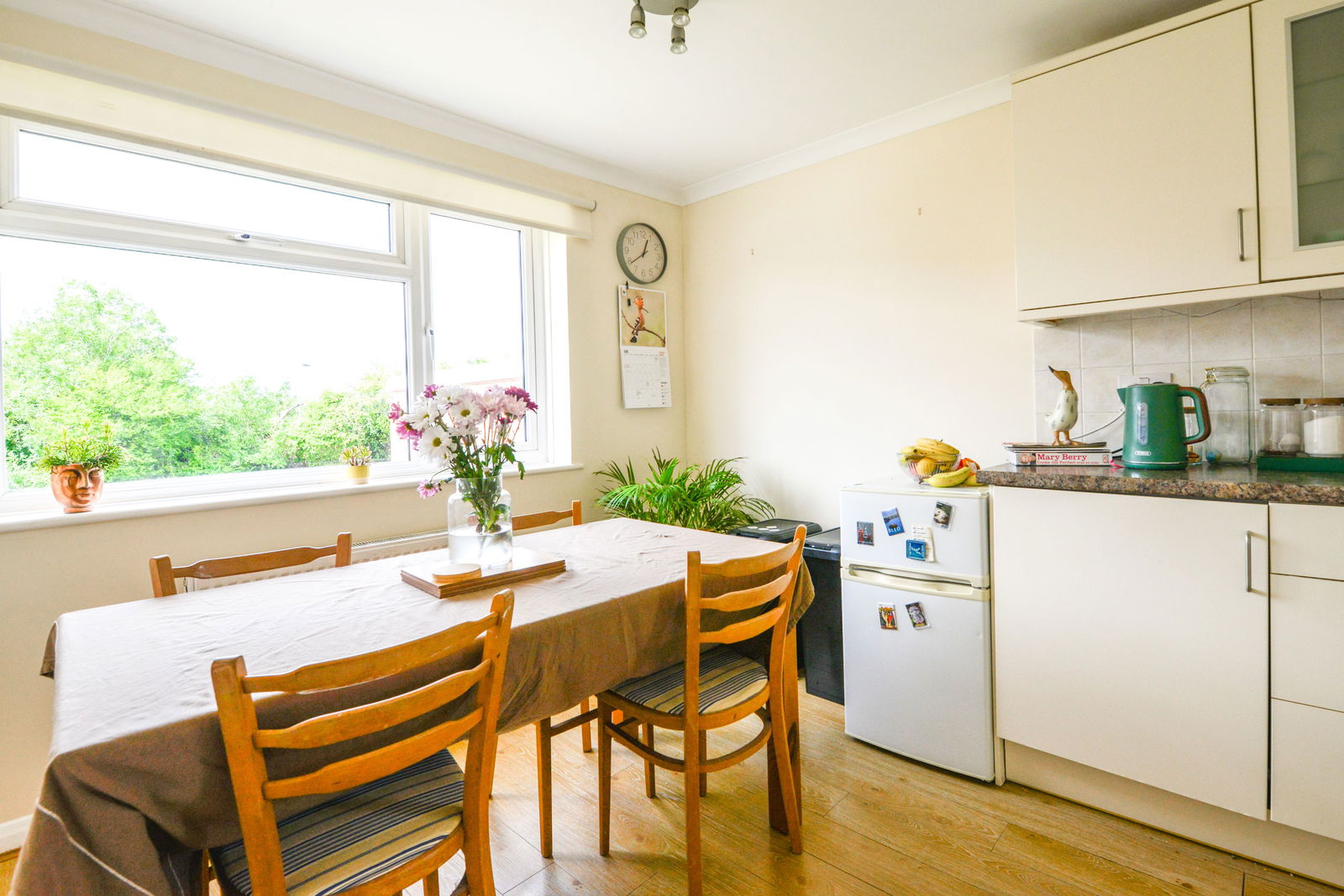 2 bed flat for sale in Windsor Close, Guildford  - Property Image 5