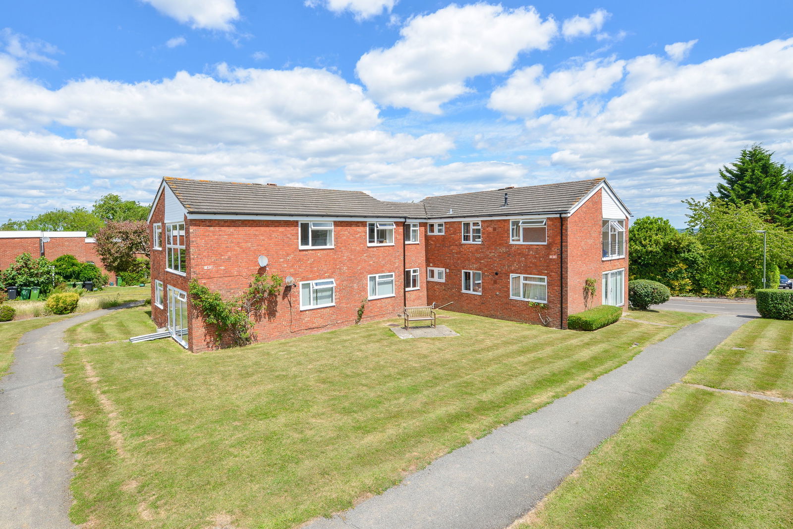 2 bed flat for sale in Windsor Close, Guildford  - Property Image 1