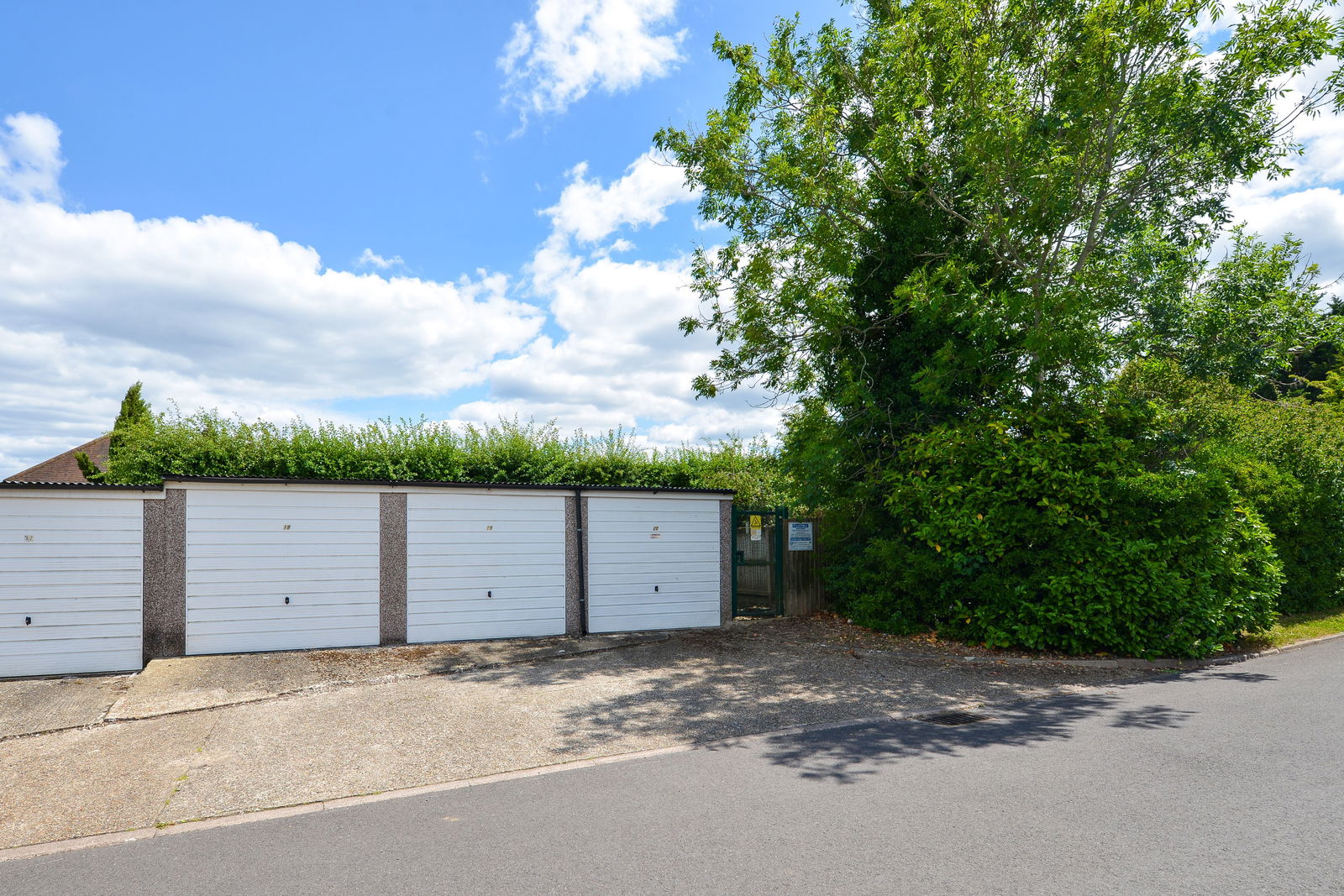 2 bed flat for sale in Windsor Close, Guildford  - Property Image 4