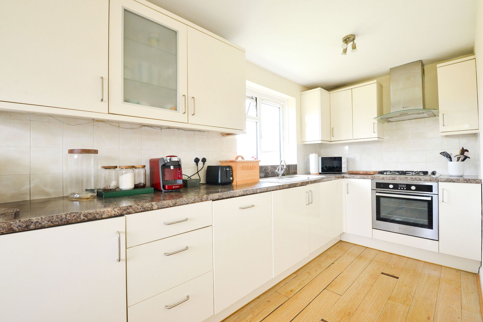 2 bed flat for sale in Windsor Close, Guildford  - Property Image 6