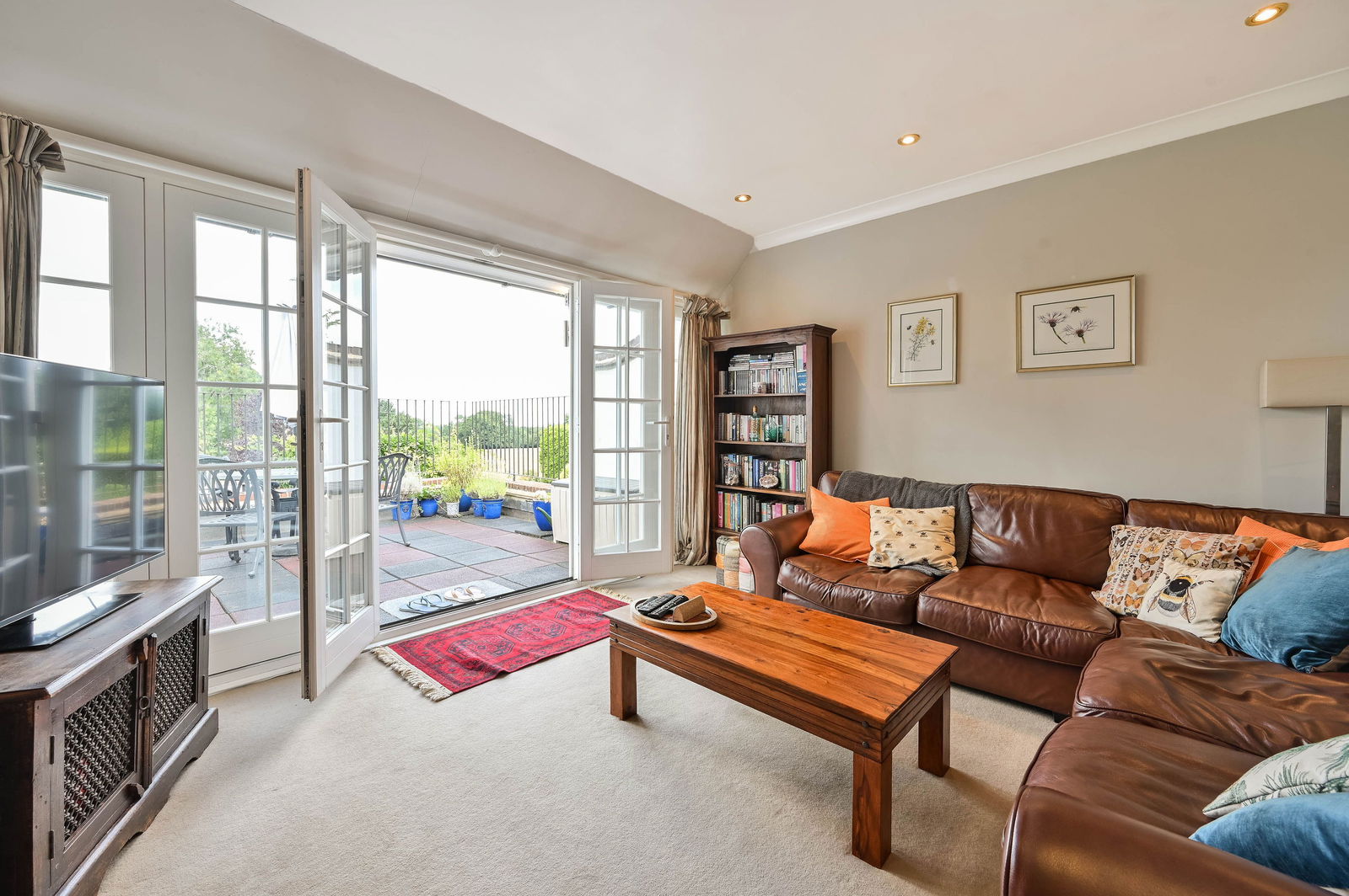 3 bed maisonette for sale in Ranmore Common, Dorking 2