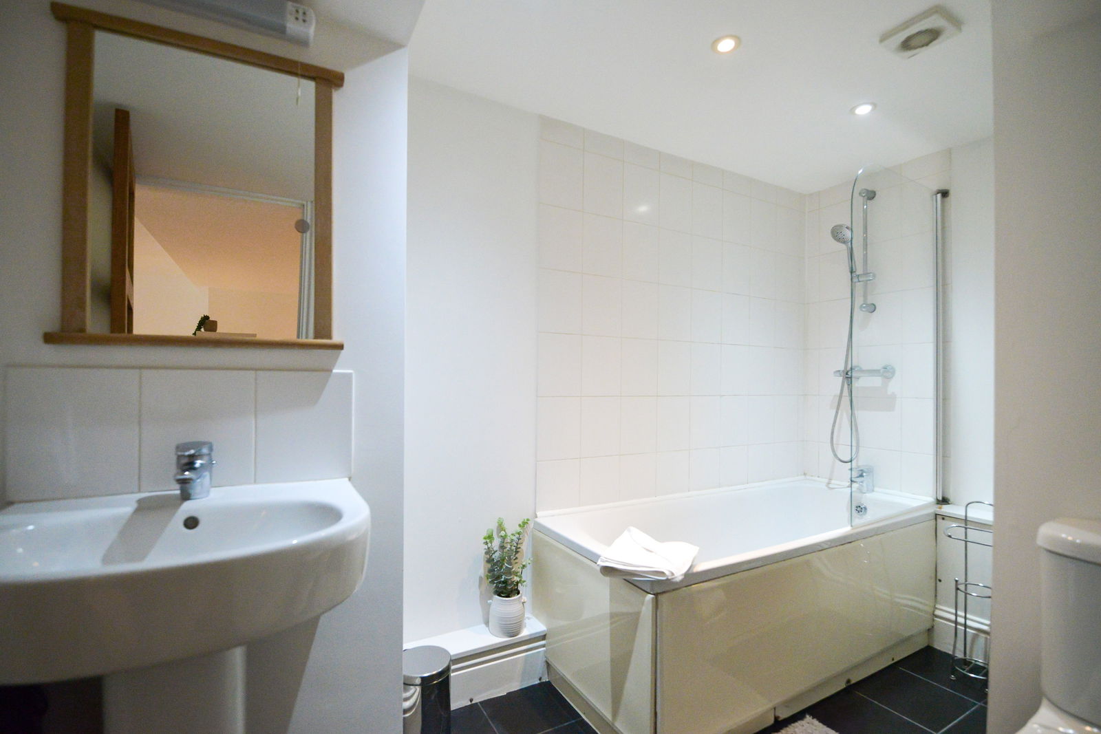 Studio flat for sale in Millmead Terrace, Guildford  - Property Image 9