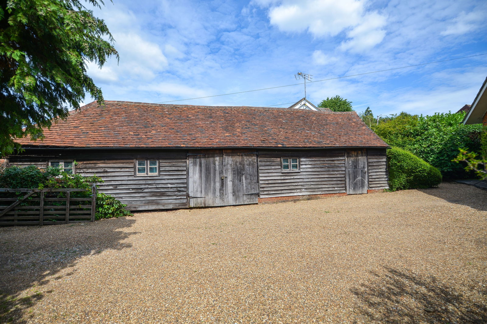 3 bed bungalow for sale in Little Bookham Street, Leatherhead  - Property Image 3