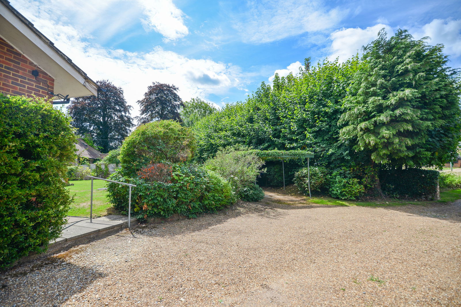 3 bed bungalow for sale in Little Bookham Street, Leatherhead  - Property Image 4