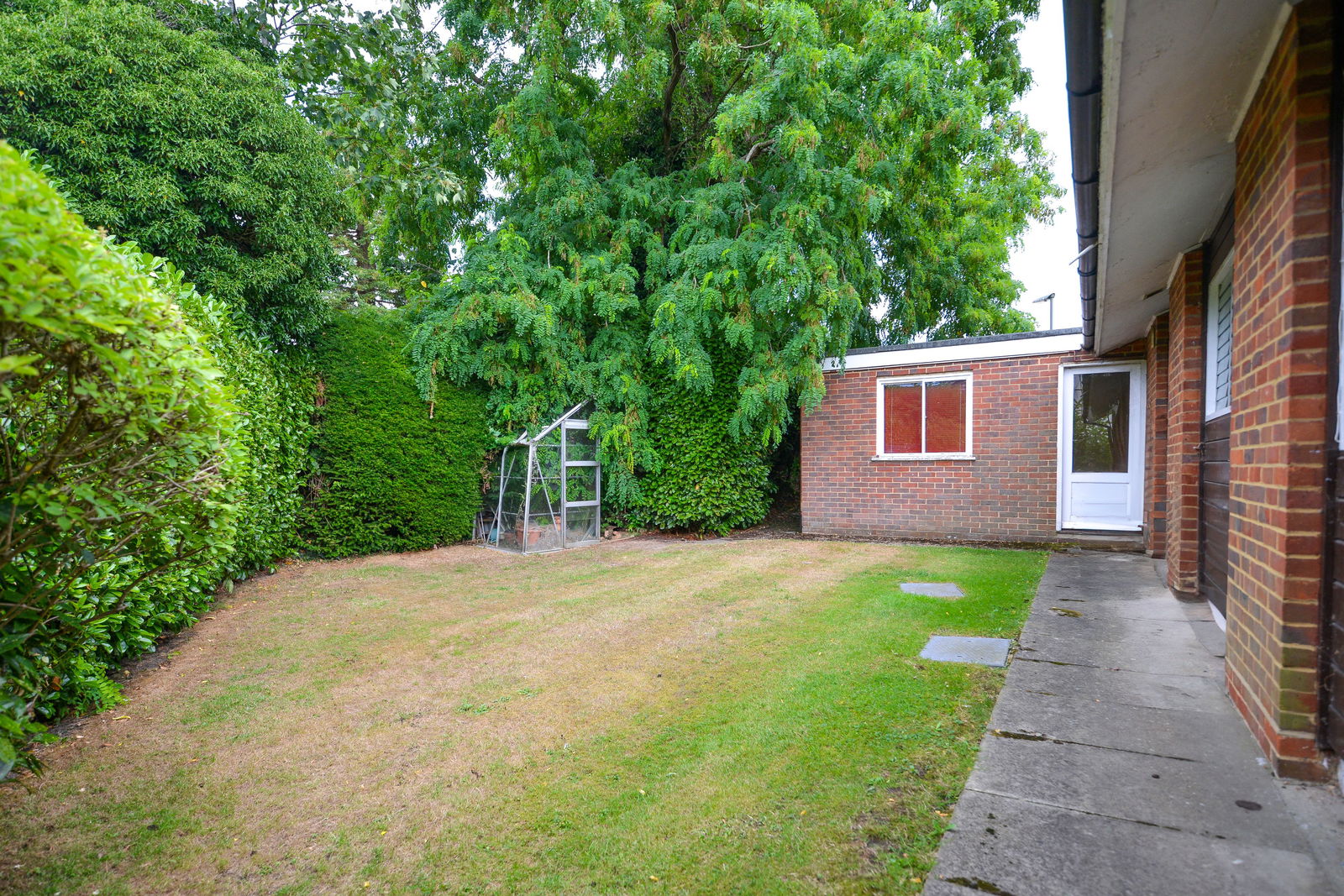 3 bed bungalow for sale in Little Bookham Street, Leatherhead  - Property Image 9