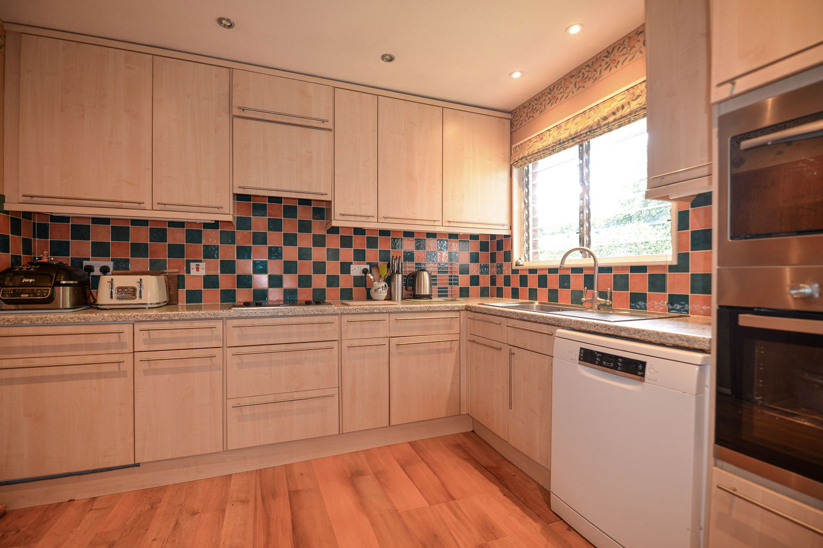 3 bed bungalow for sale in Little Bookham Street, Leatherhead 10