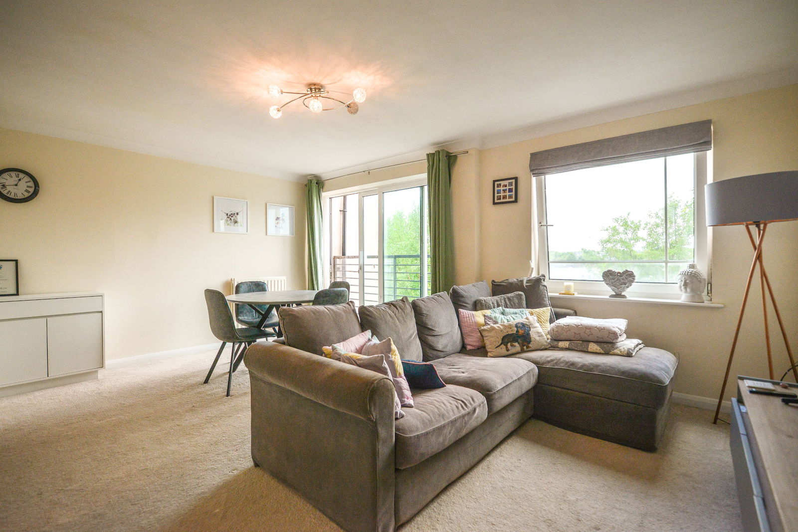 1 bed flat for sale in Buffers Lane, Leatherhead 1