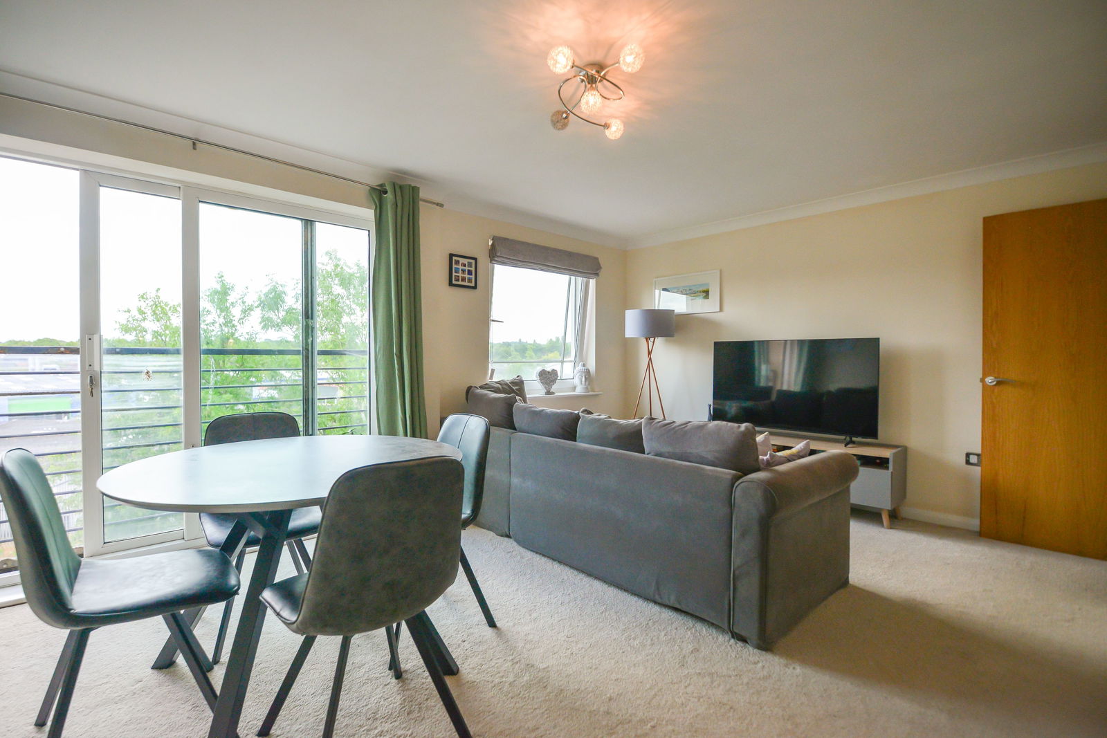 1 bed flat for sale in Buffers Lane, Leatherhead  - Property Image 4