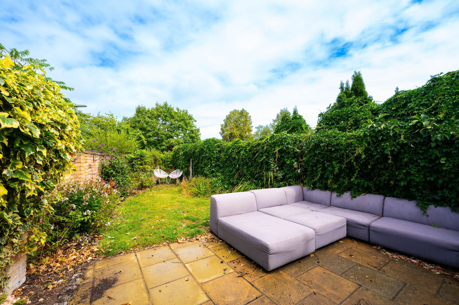 3 bed end of terrace house for sale in Venton Close, Woking 2