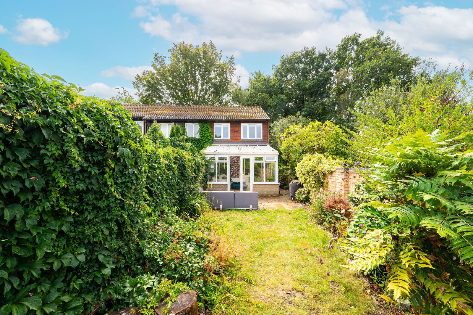 3 bed end of terrace house for sale in Venton Close, Woking 10