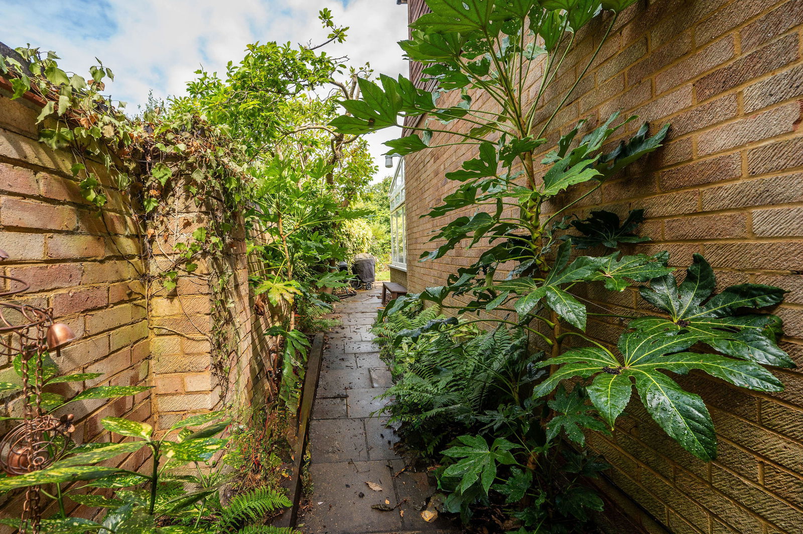 3 bed end of terrace house for sale in Venton Close, Woking 11