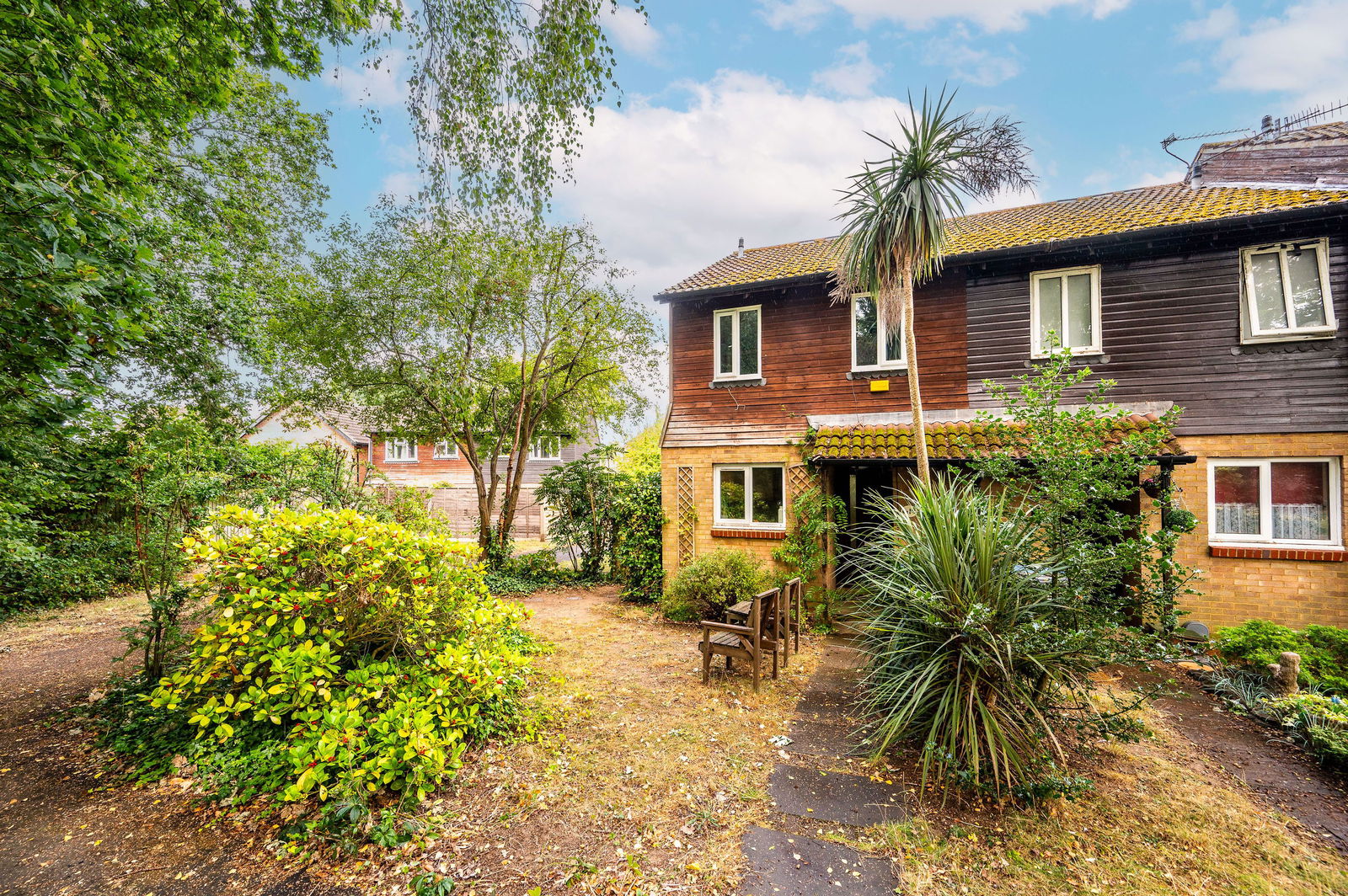 3 bed end of terrace house for sale in Venton Close, Woking - Property Image 1