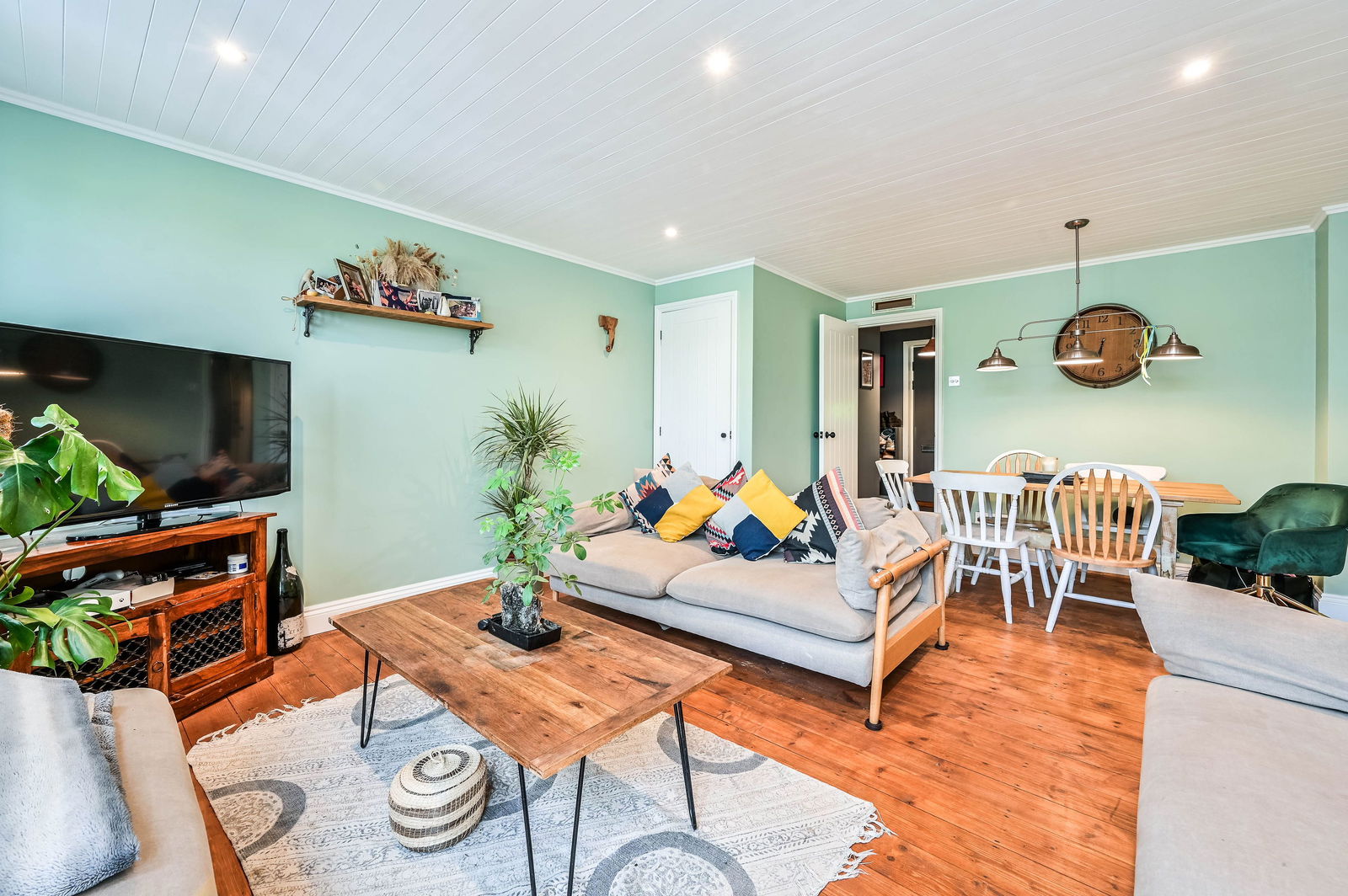 3 bed end of terrace house for sale in Venton Close, Woking  - Property Image 2