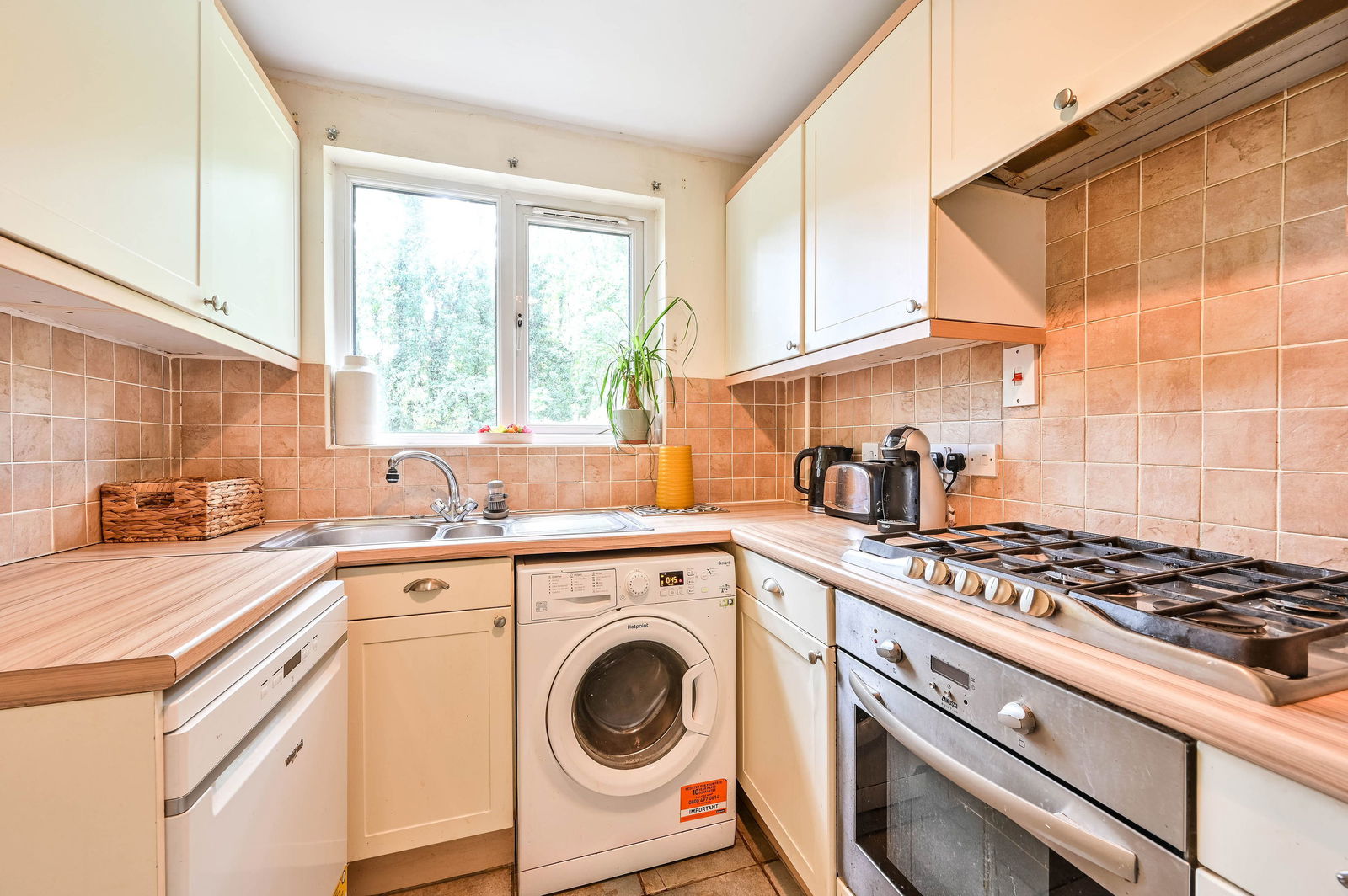 3 bed end of terrace house for sale in Venton Close, Woking  - Property Image 8